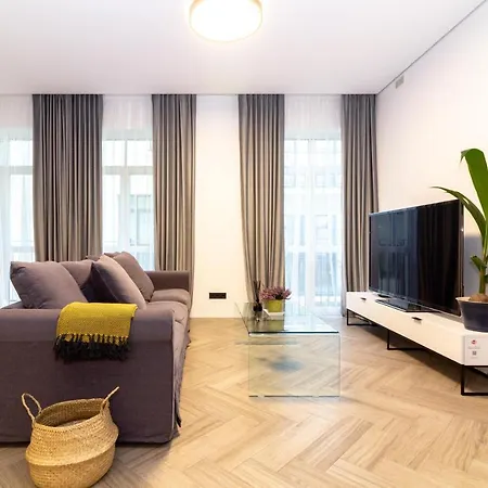 Oldtown 60m2 W-garage Prkg, Balcony & Self Check-in I Cohost * Вильнюс