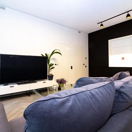Oldtown 60m2 W-garage Prkg, Balcony & Self Check-in I Cohost * Вильнюс