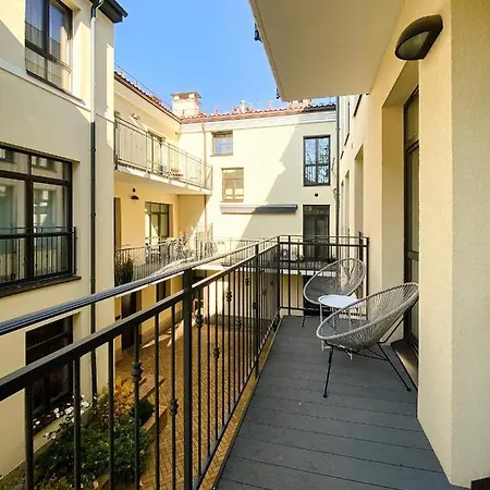 Oldtown 60m2 W-garage Prkg, Balcony & Self Check-in I Cohost * Вильнюс