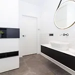 Cohost I Oldtown 60m2 W-garage Parking, Balcony & Self Check-in ヴィリニュス