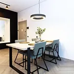 Butas Cohost I Oldtown 60m2 W-garage Parking, Balcony & Self Check-in *